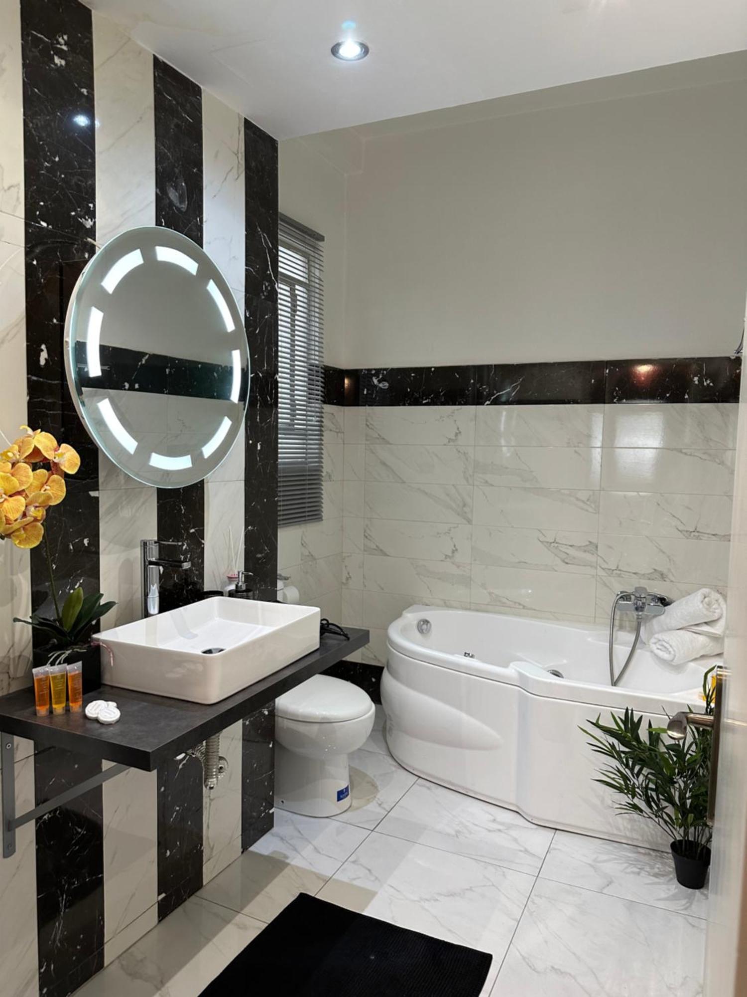 2 Bd Apt In Syntagma With Acropolis View เอเธนส์ ภายนอก รูปภาพ
